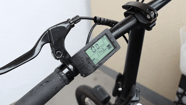 航続距離は驚異の80km。防水性も完備!