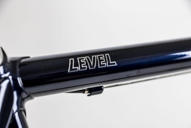 マツダ自転車工場LEVELブランドとのコラボレーションの証