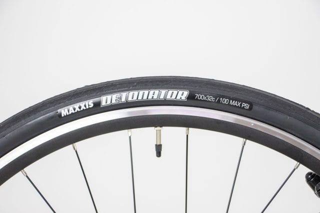 太めの32CながらしなやかなMAXXIS DETONATORタイヤ