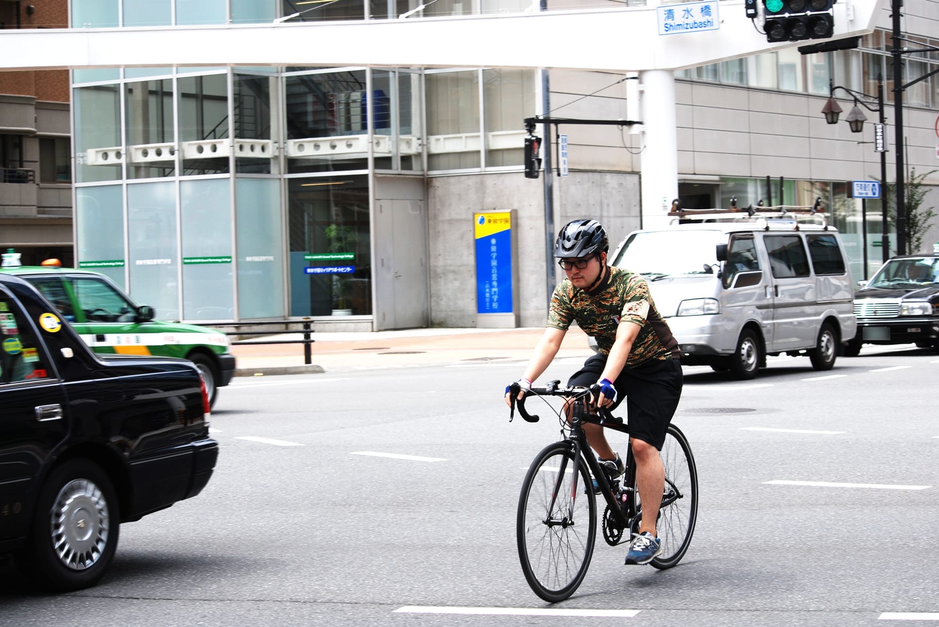 車 で 自転車 に 接触